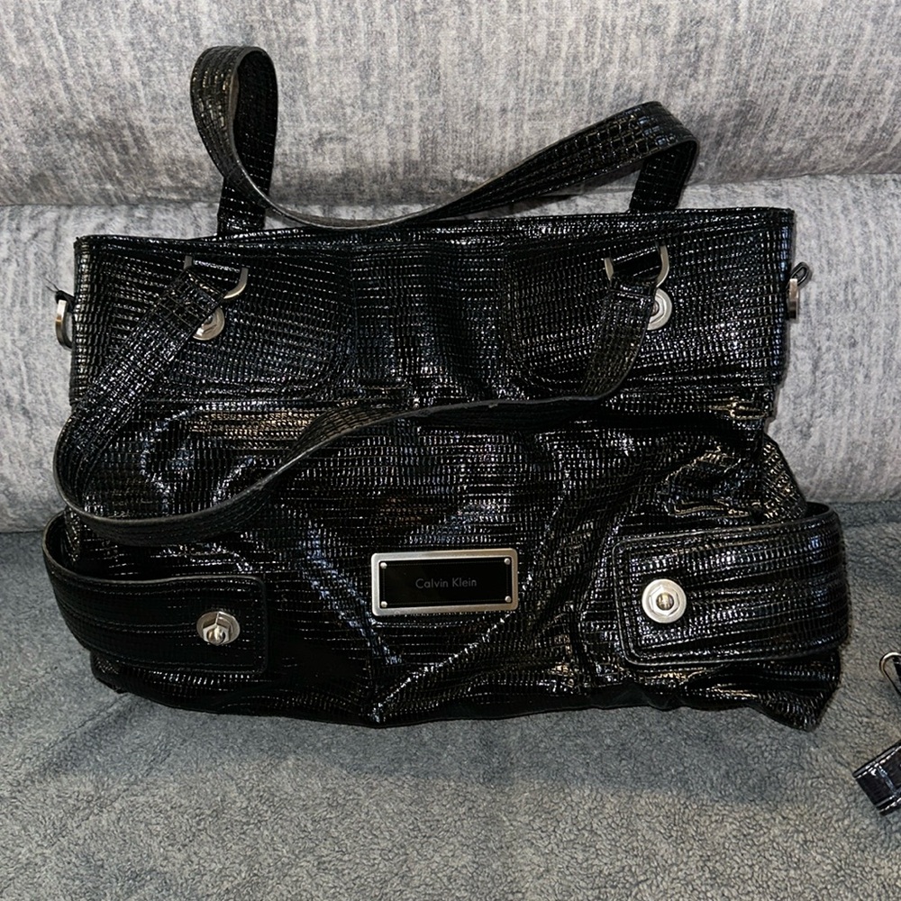 Calvin Klein large shoulder bag in faux leather. Versatile shoulder options-